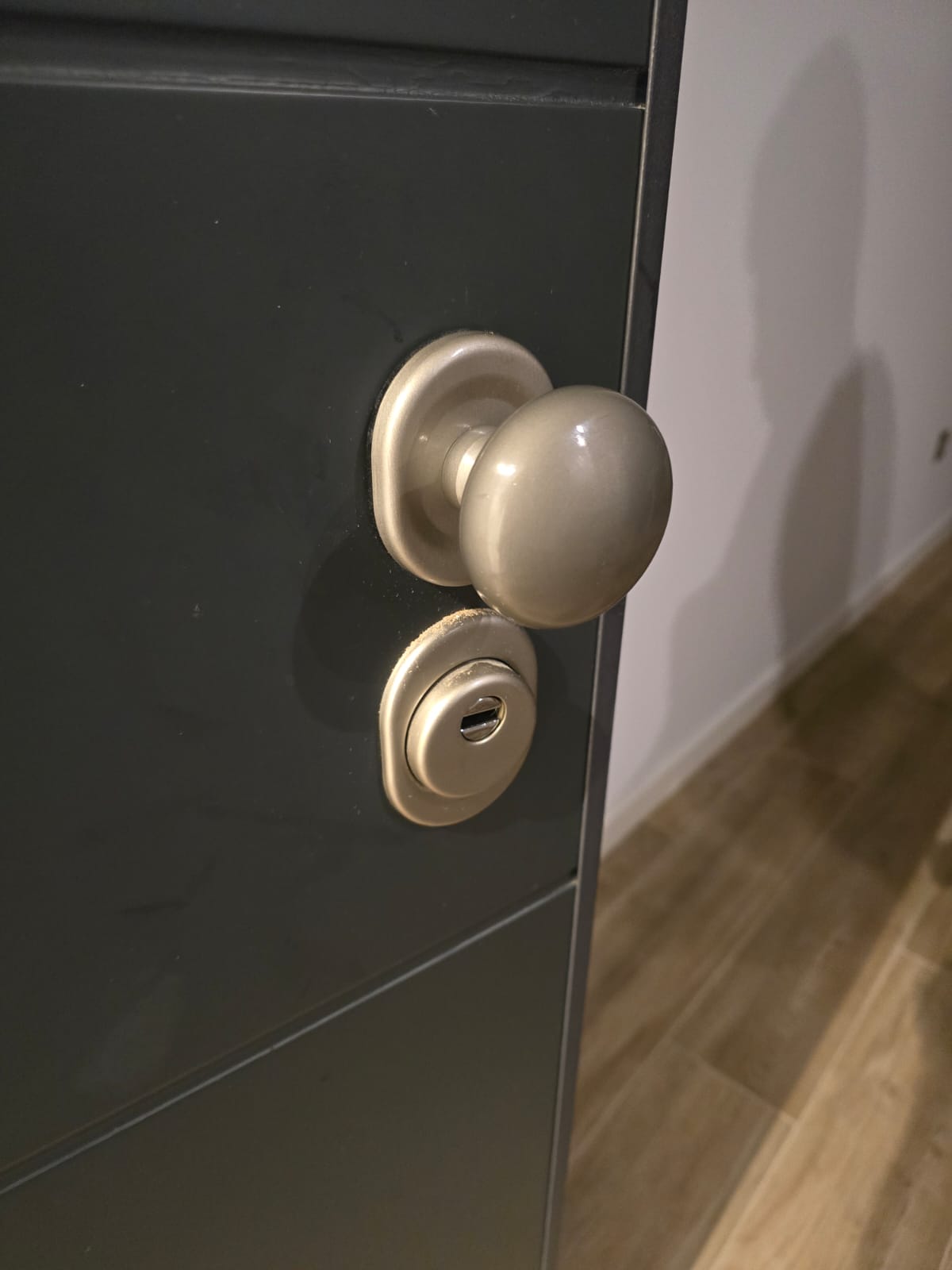 Cerrajero profesional instalando cerradura en Alicante