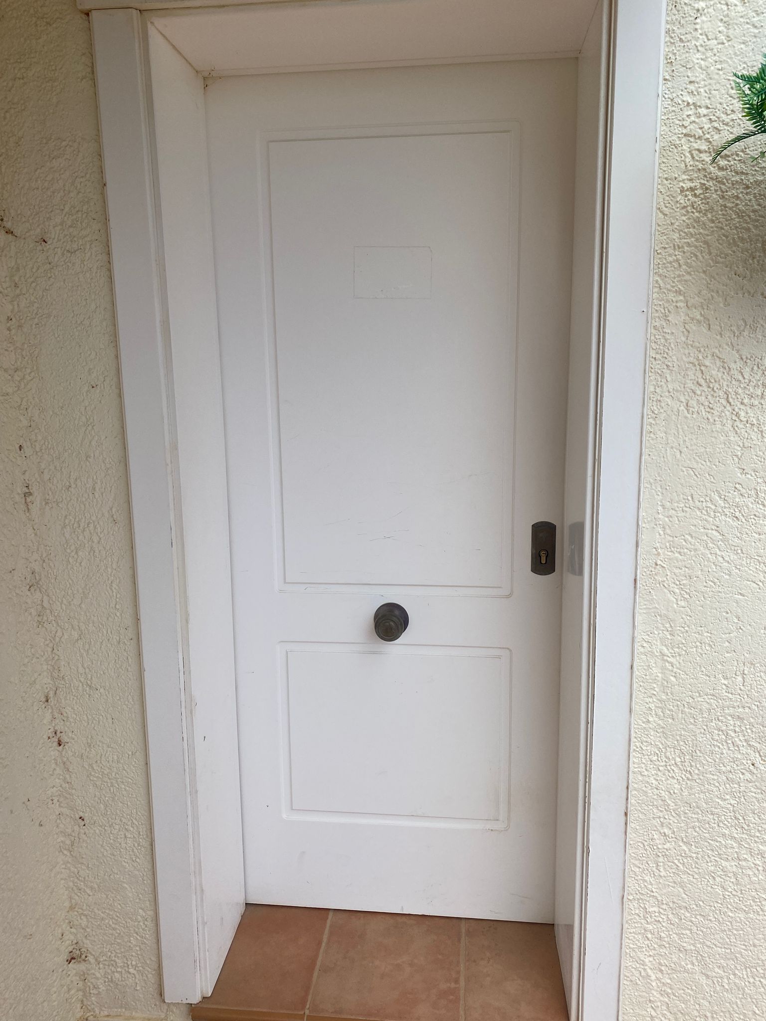 Cerrajero profesional trabajando en Alicante